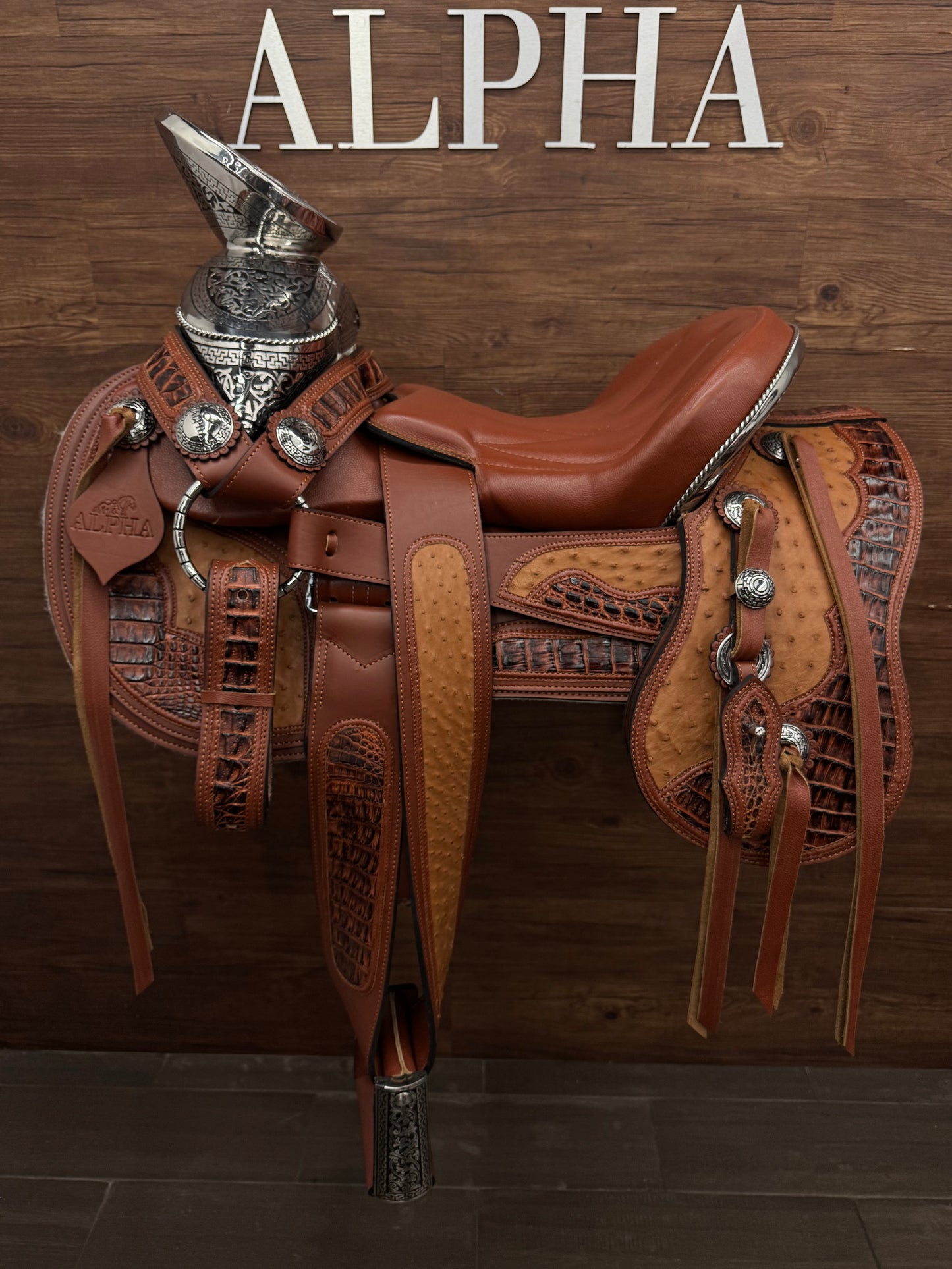 MONTURA Caiman con Avestruz